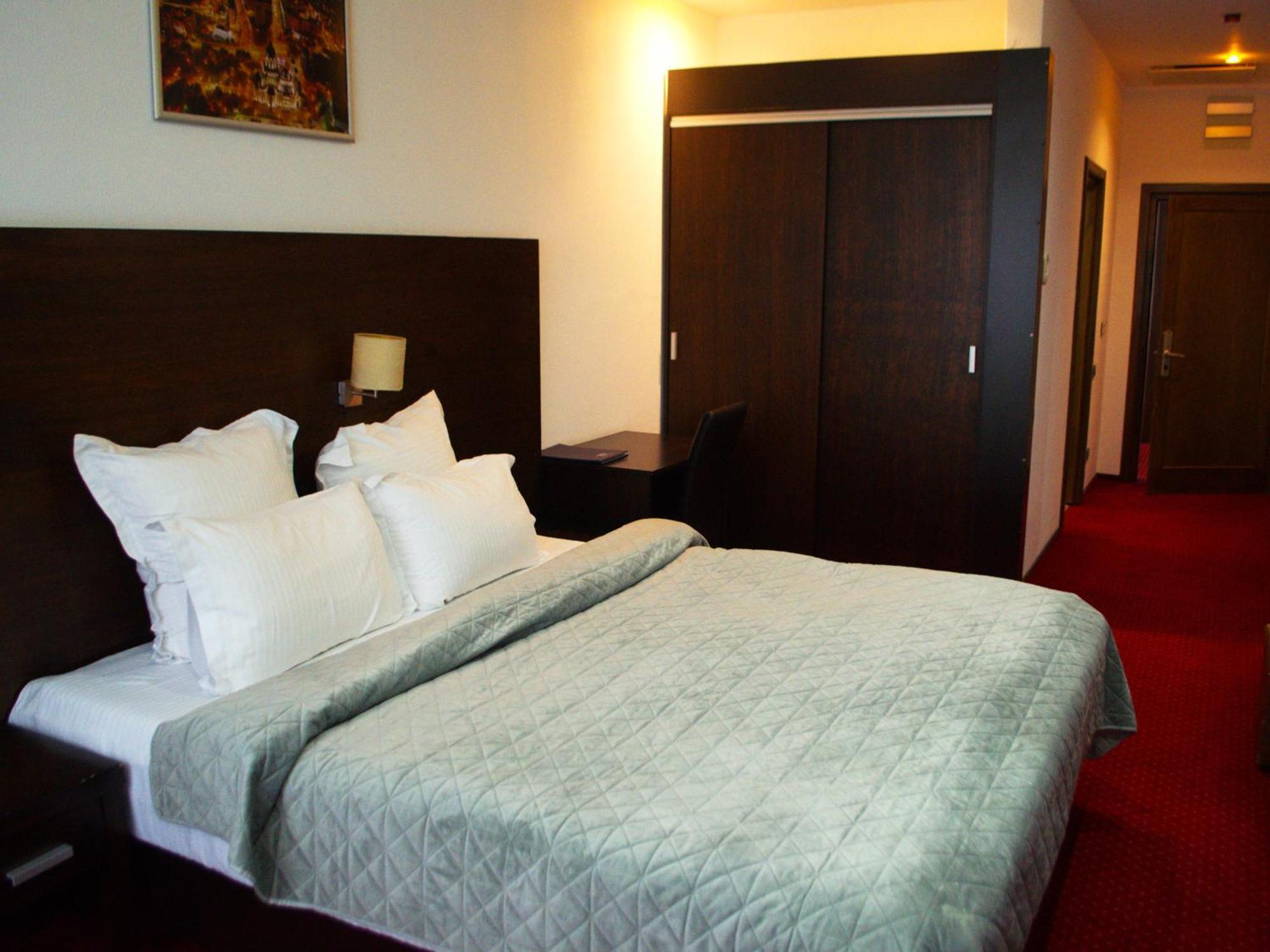 Hotel EMD Bacău Buitenkant foto
